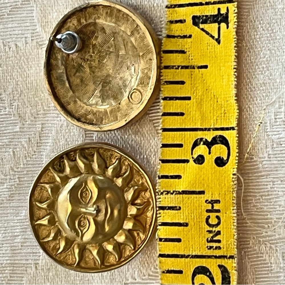 Vintage 1990s smiling sun face goldtone pierced earrings - Picture 5 of 9